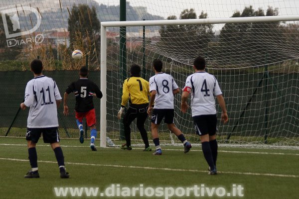 La conclusione di Francesco Pinna sfila al lato del secondo palo La conclusione di Francesco Pinna sfila al lato del secondo palo